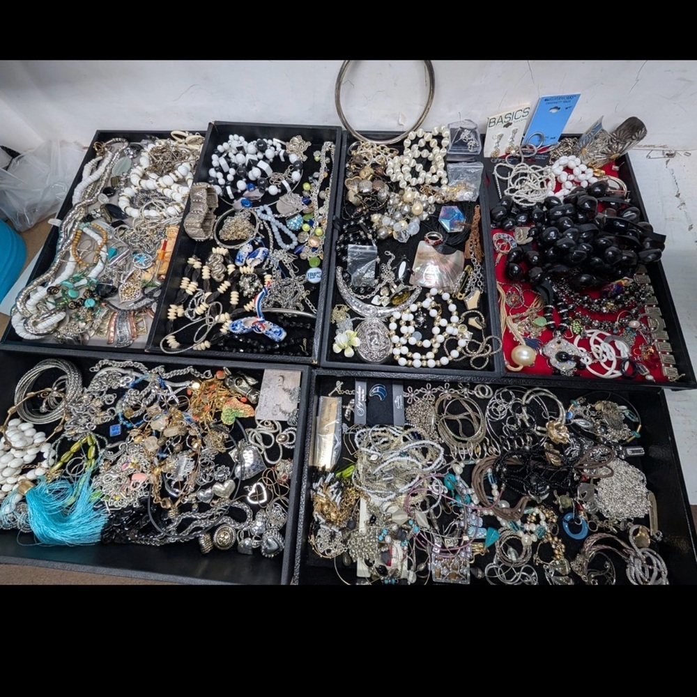 BDJ 2 LB Wearable Jewelry Lot • Everyday • Treasure Hunt • Estate Finds + More! - Picture 8 of 10